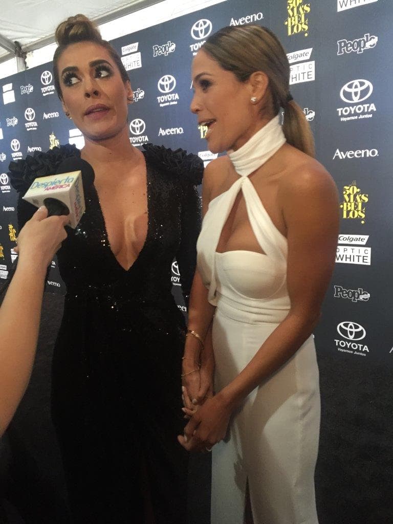Galilea Montijo y Karla Martínez bromistas como siempre.