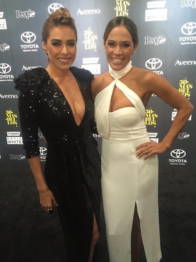 Karla se encontró con otra guapa en la alfombra.