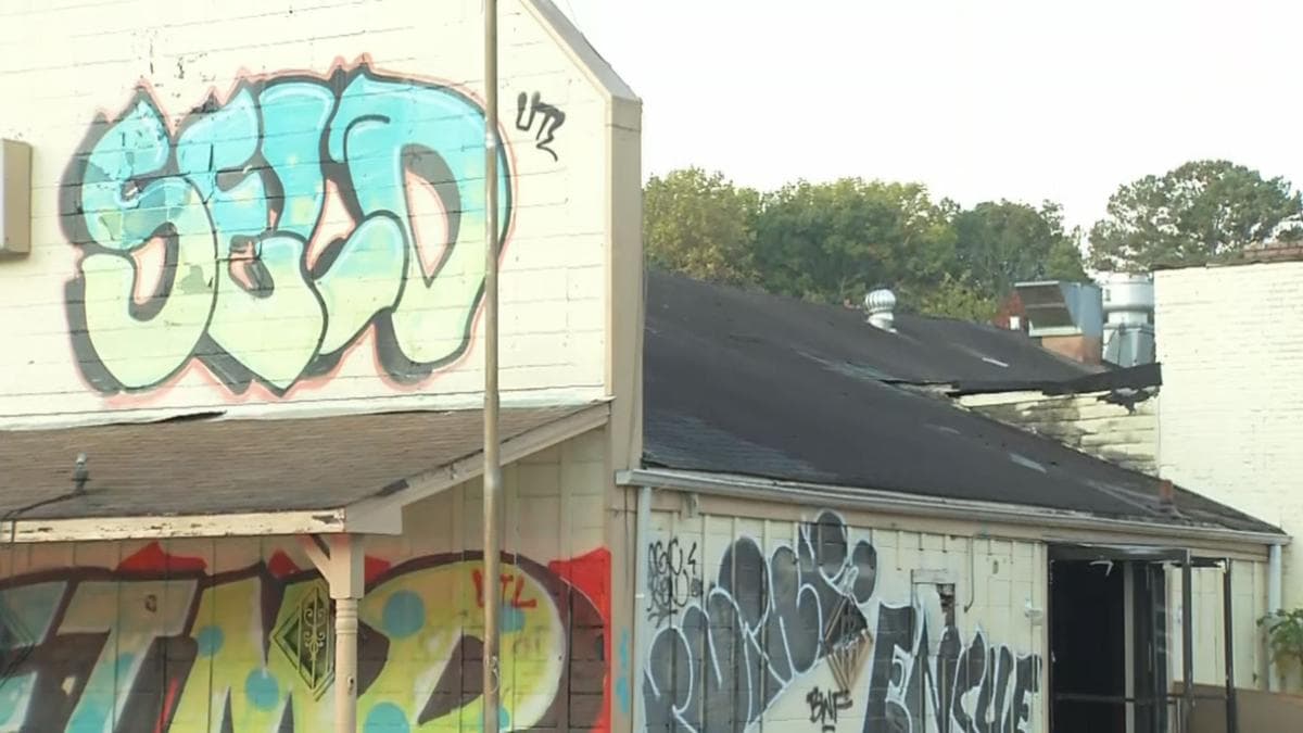 Los bomberos dijeron que creían que la mujer había entrado sin permiso a la propiedad.