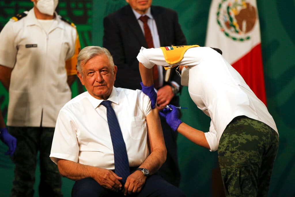 AMLO recibe, finalmente, la vacuna contra el coronavirus