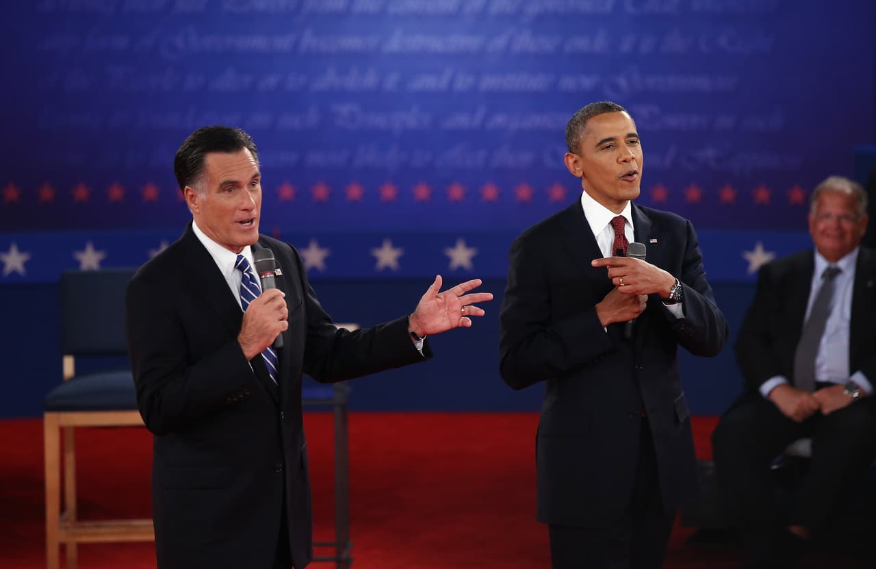 Barack Obama y el republicano Mitt Romney en la Universidad de Hofstra durante el segundo debate presidencial de la campaña 2012.