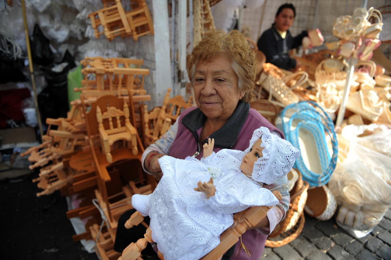 Curiosamente, también existe la tradición de que el primer año debe ser cuando se le vista solamente de blanco a la figura del Niño Jesús, sin corona, trono o ninguna otra decoración.