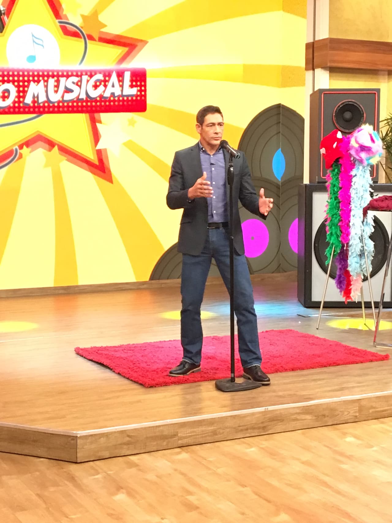 Johnny hizo gala de su talento y nos interpretó 'No me vuelvo a enamorar'.