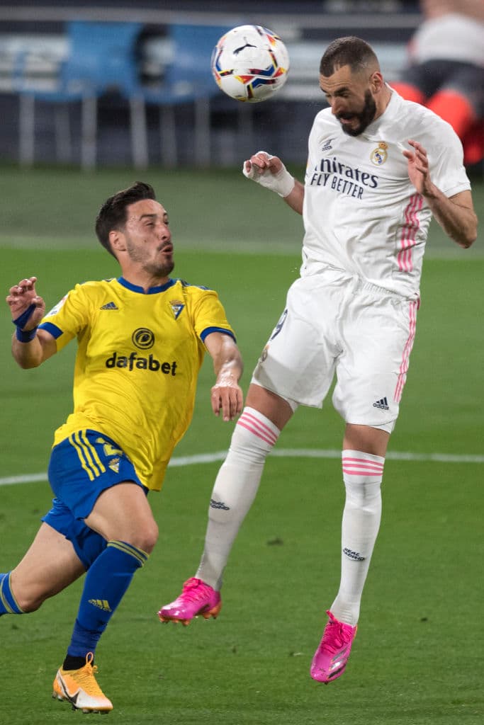 Con dos goles y una asistencia, Karim Benzema se echa el equipo al hombro y 'los blancos' vencen 0-3 al Cádiz en la jornada 31 del futbol español.