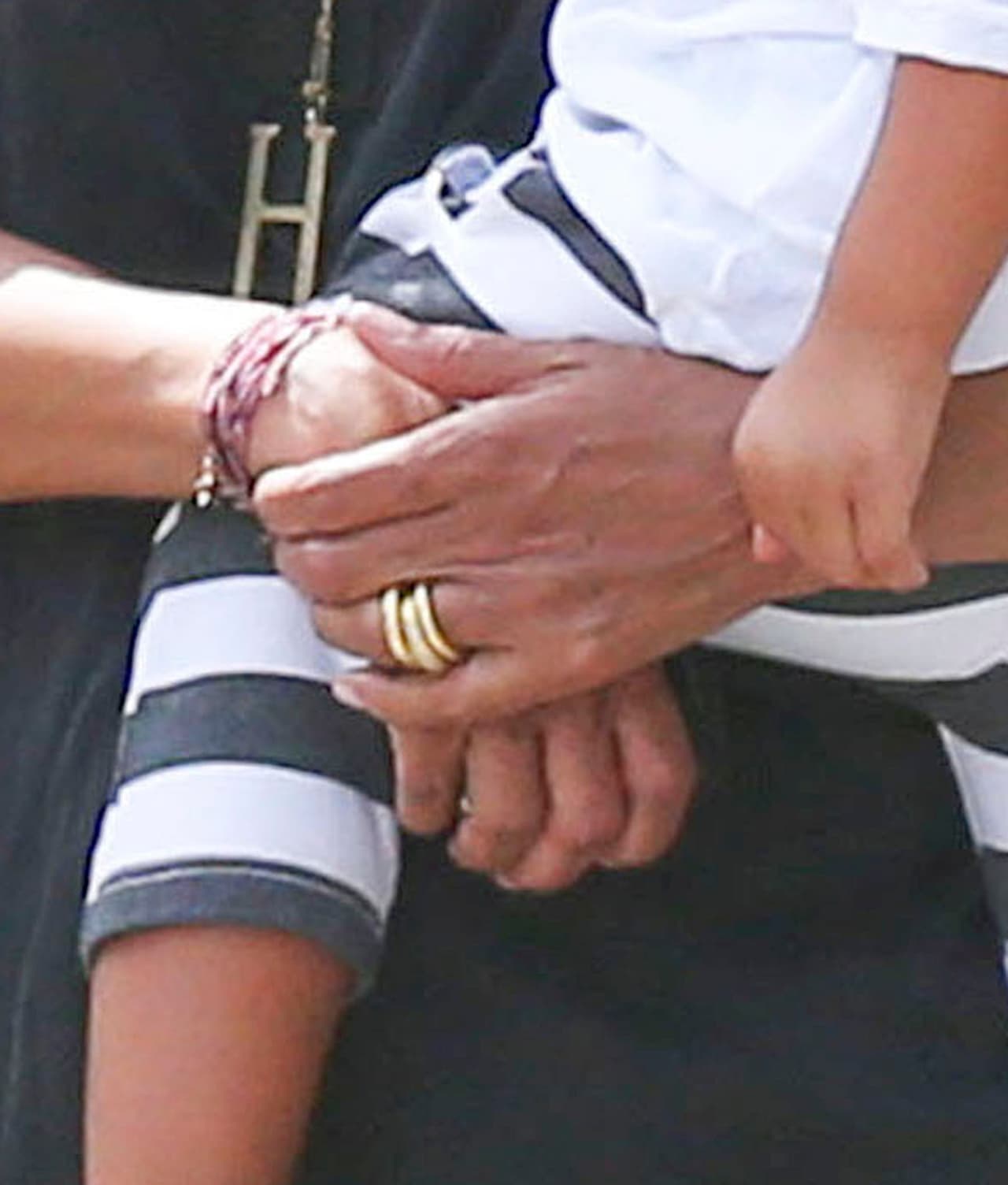 No obstante, ella sigue usando su anillo de casada.