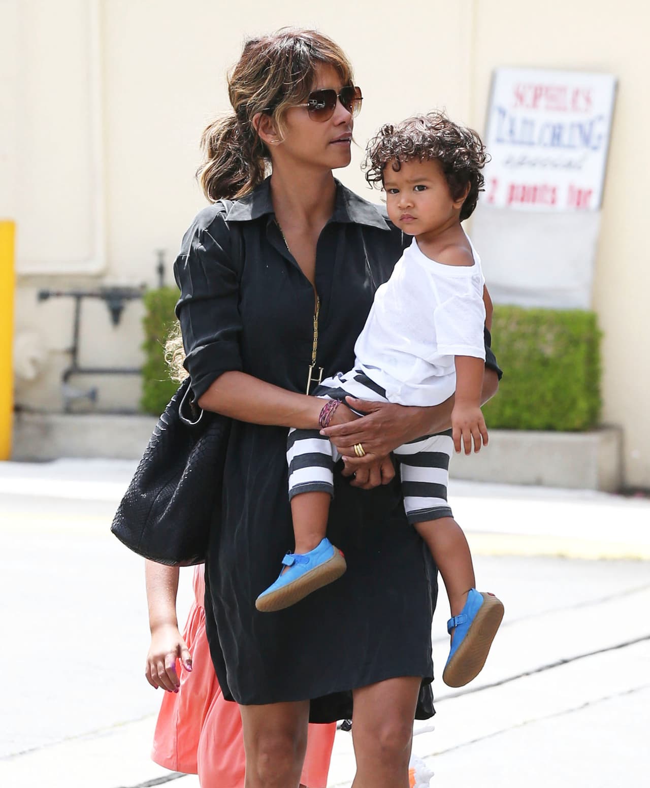 A Nahla le dio pena y se ocultó tras su mami.