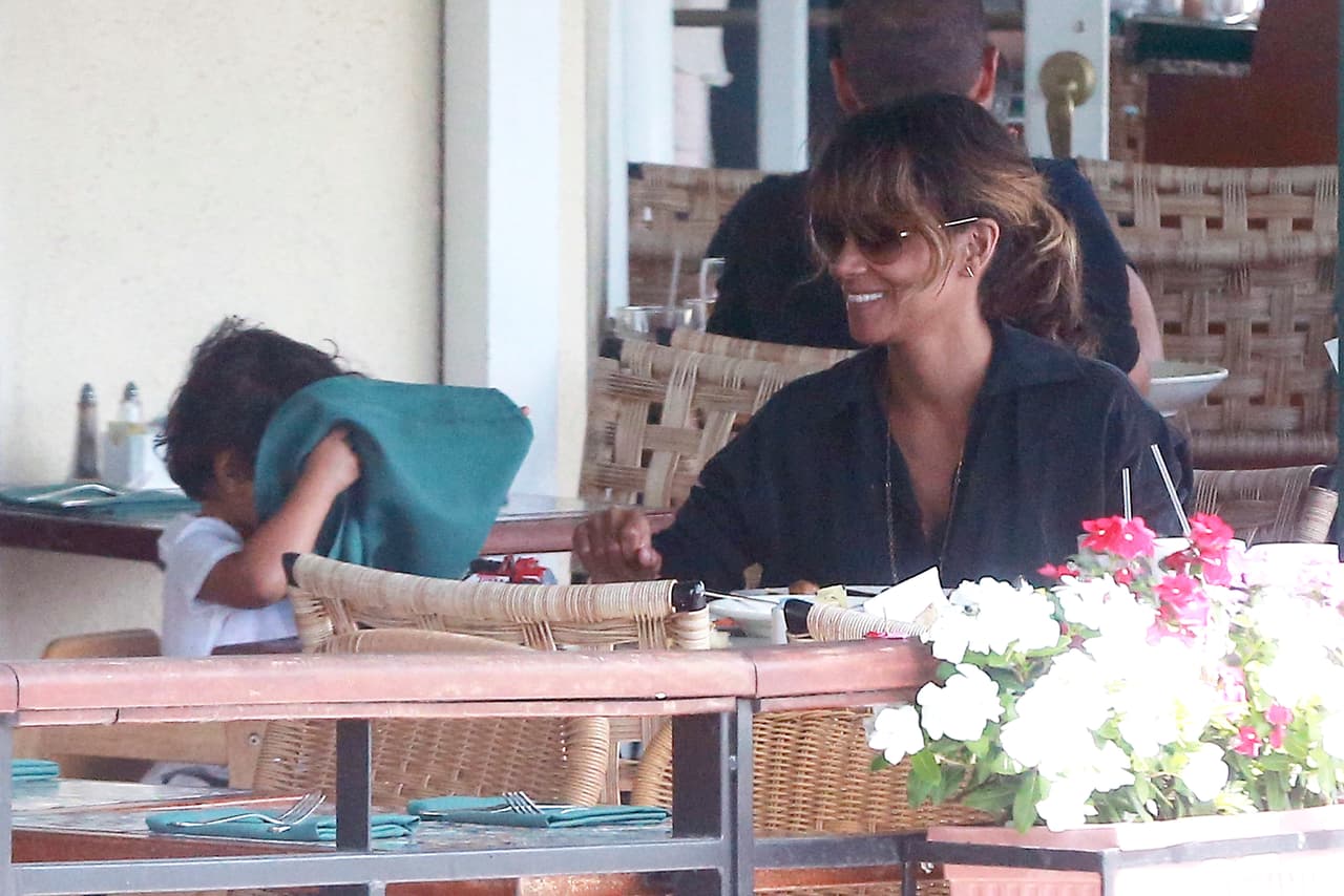 El nene comenzó a jugar con su servilleta.