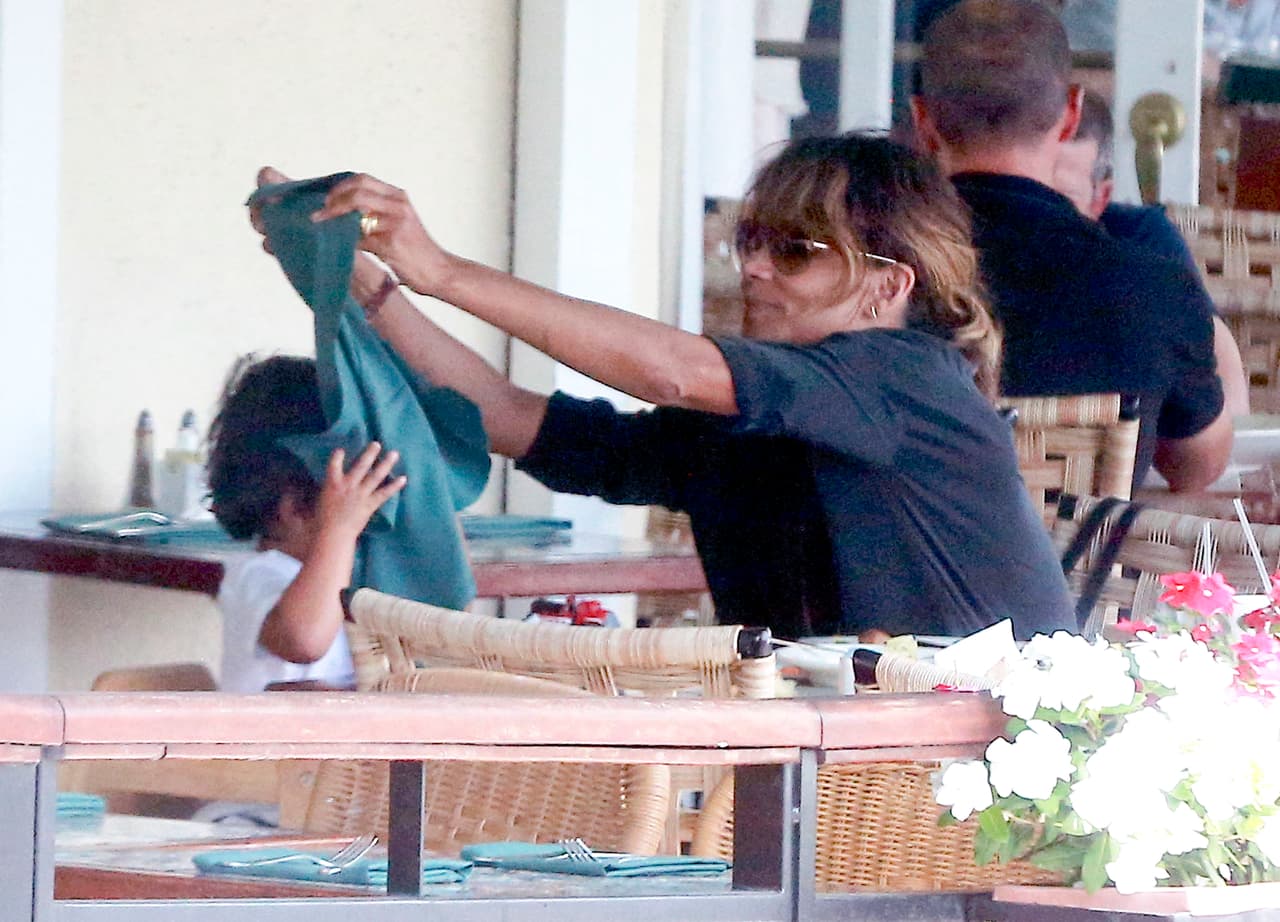 El nene estaba feliz jugando con su famosa mami.