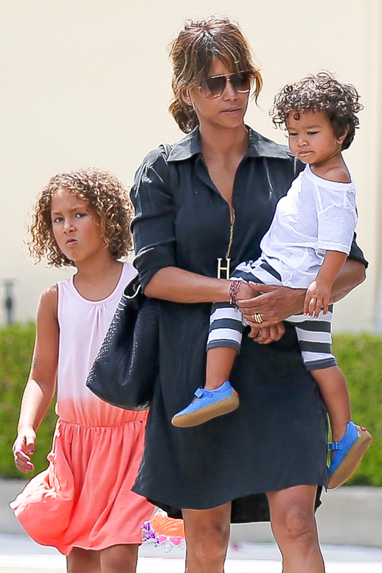 Halle muy ocupada con sus dos retoños.