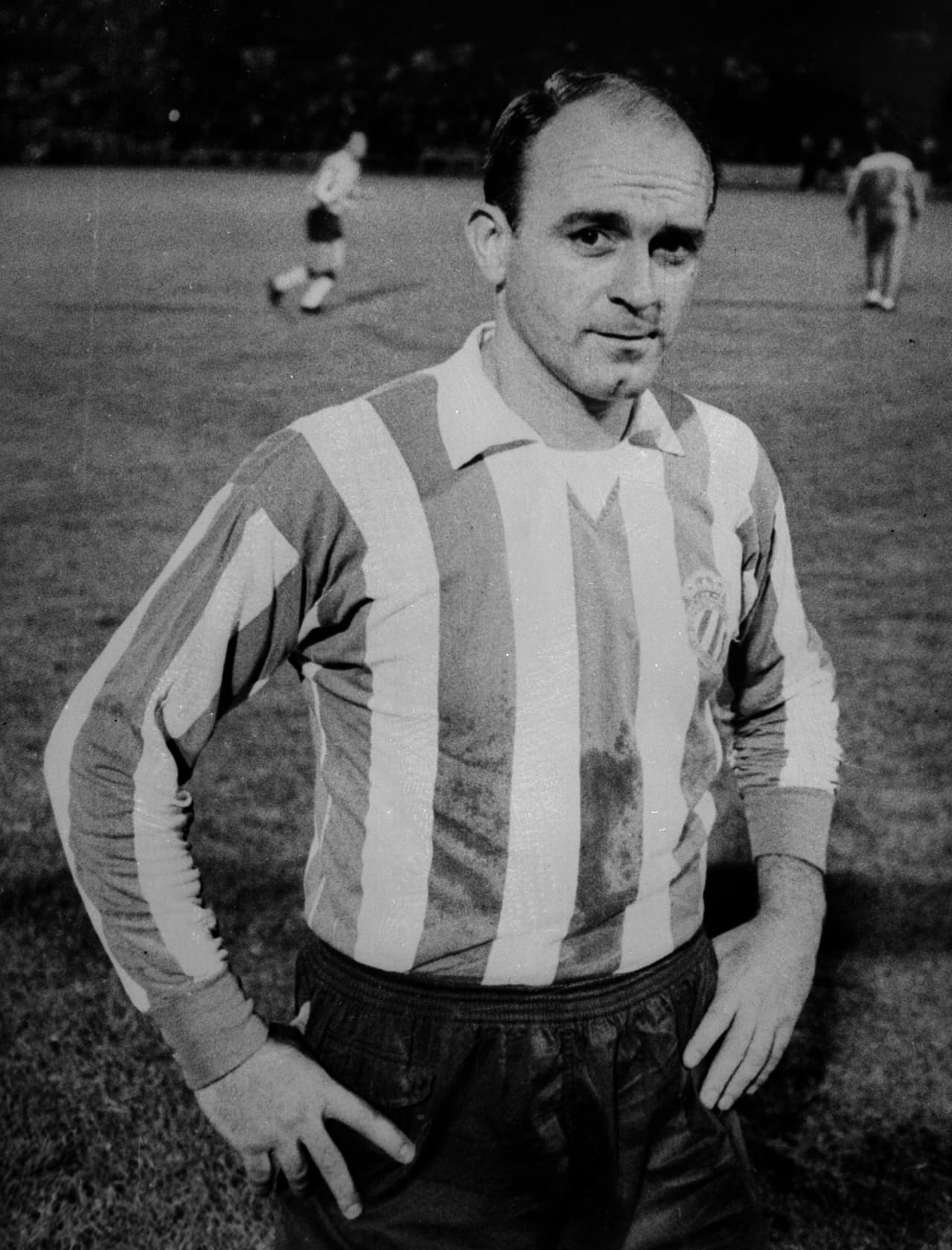 Después de jugar con Millonarios, en Colombia, el argentino Alfredo Di Stéfano estuvo muy cerca de firmar con el F.C. Barcelona pero un acuerdo con el Real Madrid lo llevó al club de Chamartín.