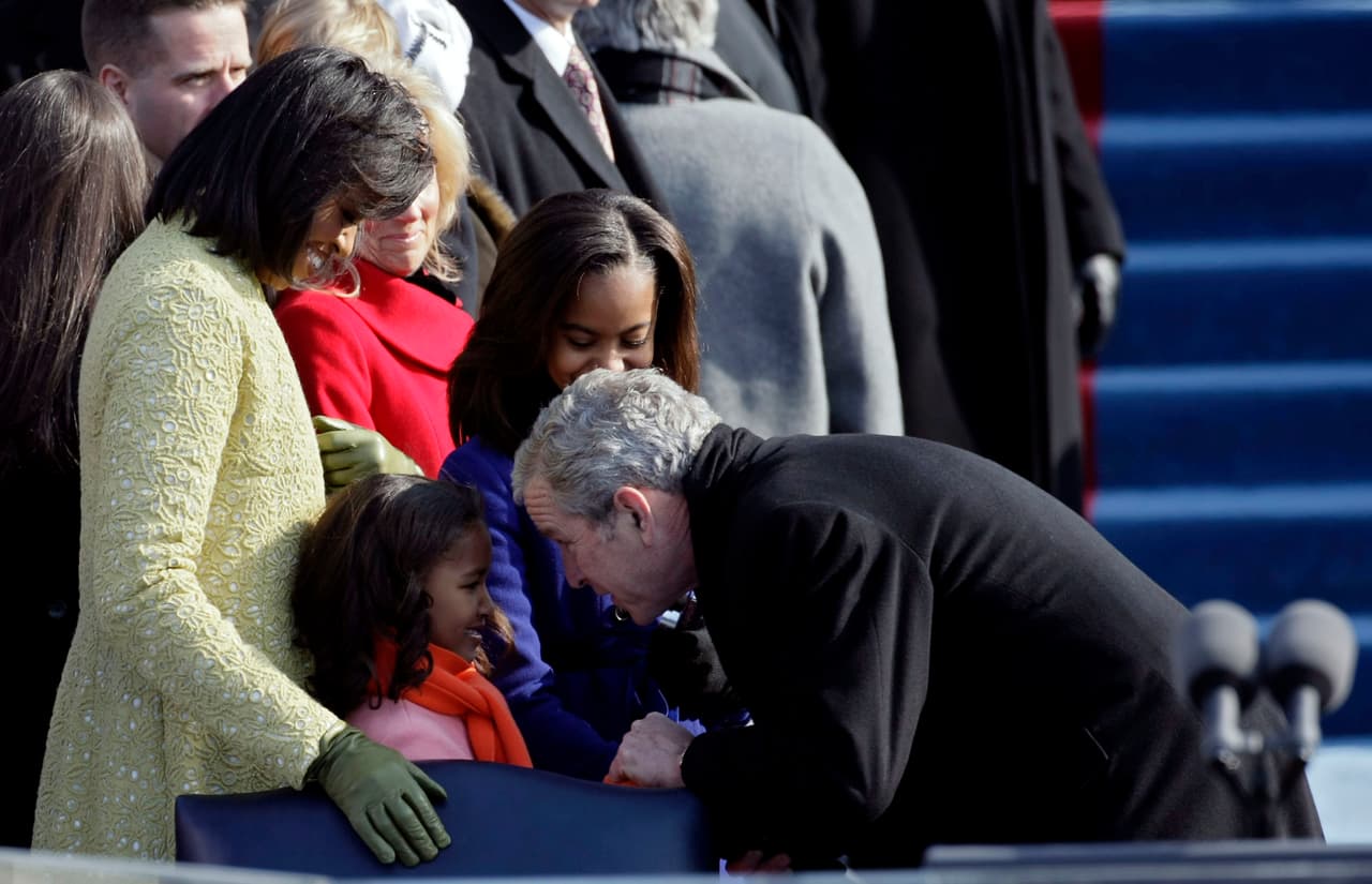 La gentileza de George W. Bush no solo fue para con Michelle, sino que durante los actos de posesión de 2008, el mandatario saliente se tomó unos minutos para saludara las pequeñas Sasha y Malia Obama. La relación se mantuvo cercana al punto que ocho años después 
<b><a href="http://www.univision.com/noticias/politica/la-emotiva-carta-de-despedida-de-las-hijas-de-bush-a-sasha-y-malia-obama">las hijas de Bush justamente le escribieron una sentida carta a las jovencitas Obama</a></b> antes de que dejaran la Casa Blanca alentándolas a vivir con firmeza los tiempos que se avecinaban.