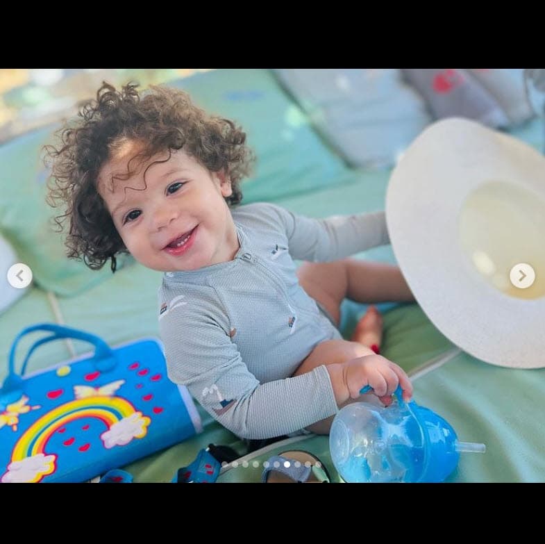 "Miren el paquetito que nos trajimos a la 'Luna de miel"', escribió para revelar que 
<b><a href="https://www.univision.com/famosos/francisca-hijo-gennaro-responde-corte-rizos-fotos" target="_blank">su hijo Gennaro viajó con ellos. </a></b>
<br>