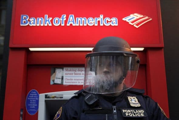 BANK OF AMERICA " El banco estadounidense anunció en septiembre pasado que eliminará unos 30,000 empleos en los próximos años como parte de la primera fase de su nuevo plan de reestructuración.