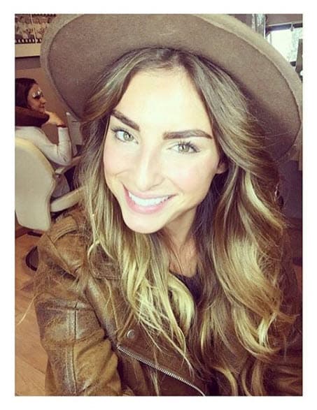 Además de fotógrafas, ambas son modelos. Ahumada estudió modelaje en Japón, mientras Ailisnn lo hizo en México y Estados Unidos, donde ha sido imagen de importantes marcas como Calvin Klein y Levi's.