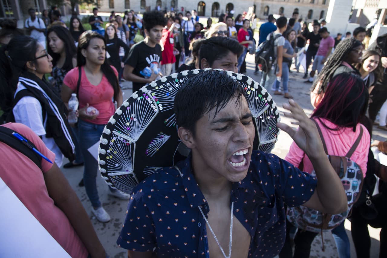 Estudiantes latinos de una escuela secundaria en Arizona protestaron contra la elección de Trump en una marcha hasta el Capitolio del estado.