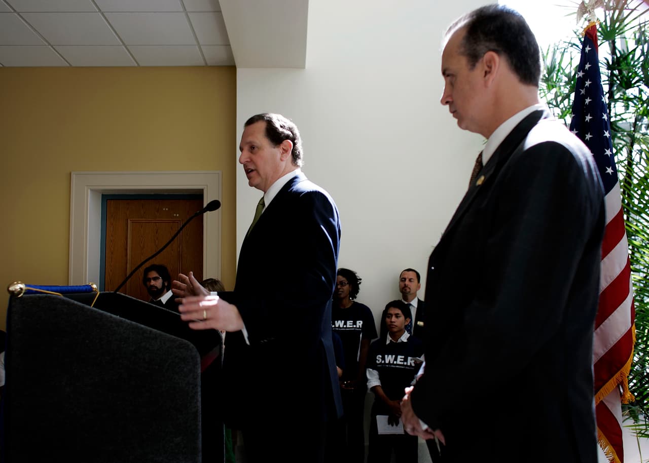 El representante Lincoln Diaz-Balart junto a su hermano Mario Diaz-Balart en una conferencia de prensa en FIU en marzo de 2007 en la que anunciaban su respaldo a The American Dream Act.
