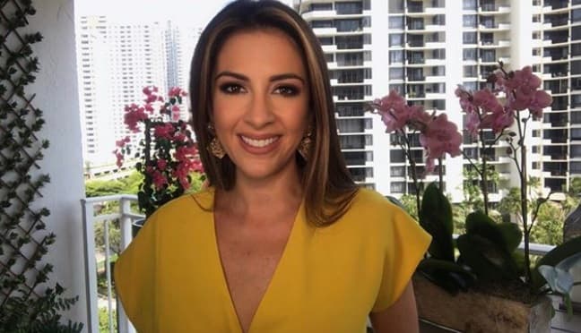 Para las transmisiones en Despierta América llena de flores su balcón y nos regala bellas postales luciendo sus coloridos looks.