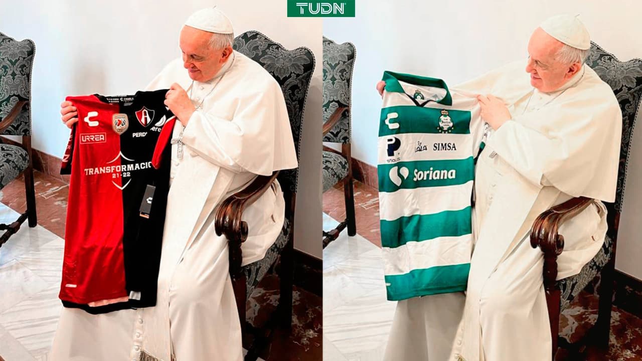 Papa Francisco presumió playeras del Atlas y Santos en una ocasión