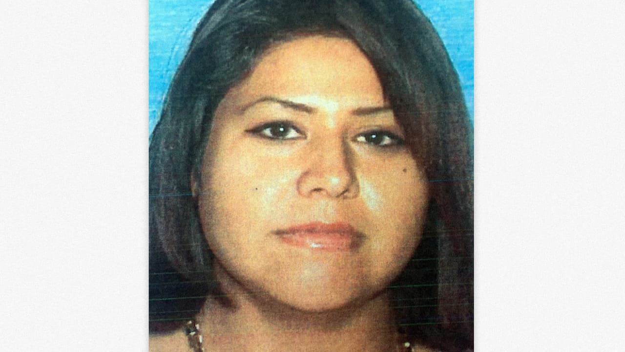 Ocasiona choque mortal por pasarse una luz roja y abandona la escena caminando