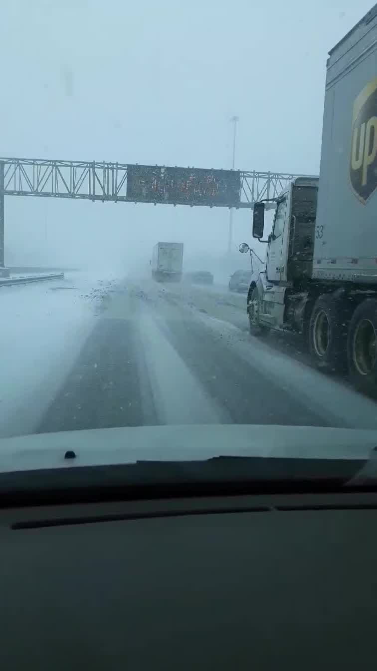 Las condiciones en las carreteras son precarias por la acumulación de nieve y la poca visibilidad.