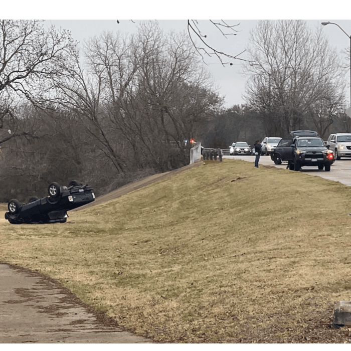 Un televidente nos envió la foto de un auto volcado sobre la carretera Spring Valley cerca de Preston Rd.