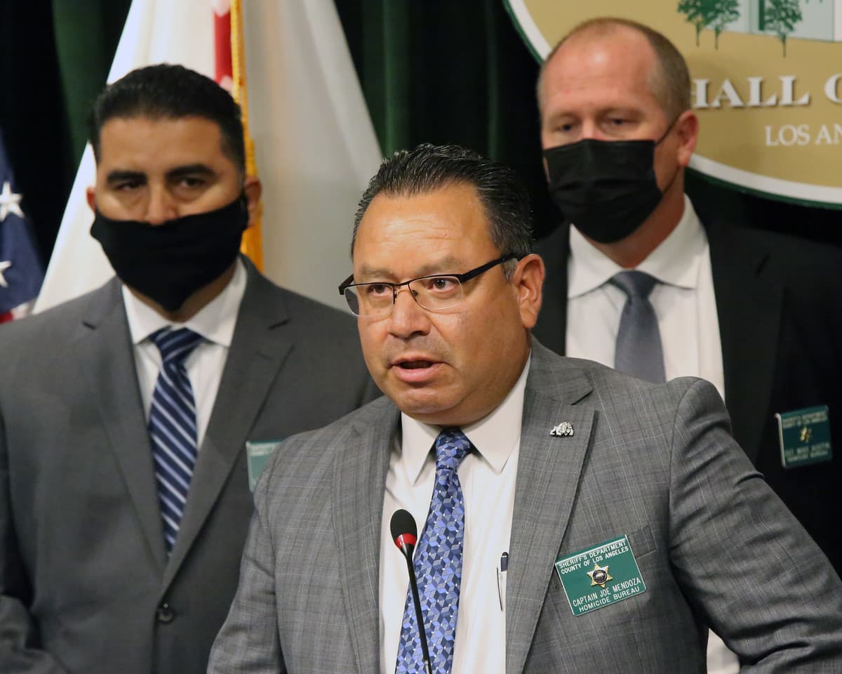 En el último caso,
<b> video de seguridad mostró al pistolero, que llevaba una máscara, saliendo de un Chrysler PT Cruiser de color claro</b> 
<b>y disparando hacia la tienda</b>, dijo dijo el capitán del alguacil del condado de Los Ángeles, Joe Mendoza. El sospechoso fue al campamento en busca de López. Después del tiroteo, el pistolero corrió hacia el PT Cruiser, que era conducido por otro hombre.