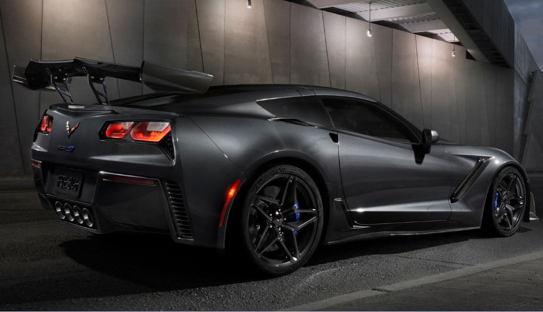 Para maximizar la transferencia de potencia hasta la pista, Chevrolet se enfocó en detalles aerodinámicos. Tal como el Z06, el ZR1 ofrece varios paquetes aerodinámicos. El alerón posterior de serie del ZR1 ofrece 70% mayor fuerza aerodinámica que el del Z06 base.