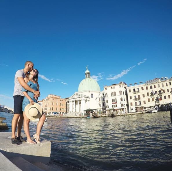 Laura Carmine fue la primera que consiguió una nueva pareja después de terminar con Adriano. Tres meses después del rompimiento, comenzó una nueva relación con Roberto Romano.