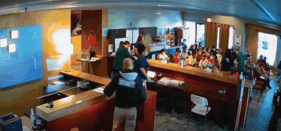 El Servicio de Inmigración y Control de Aduanas gastó 5 millones de dólares en habitaciones de hotel en el área de Phoenix que permanecieron vacías durante un esfuerzo por alojar a indocumentados en 2021.