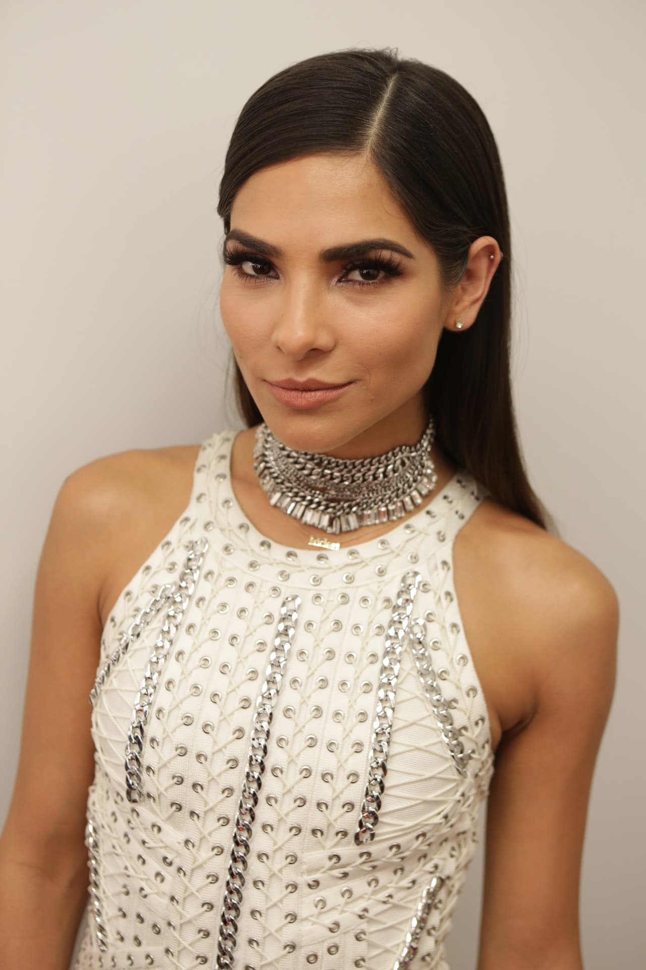 El vestido es de la casa francesa Herve Leger.