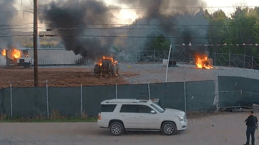 Las cámaras de seguridad captaron equipamiento de construcción incendiado.