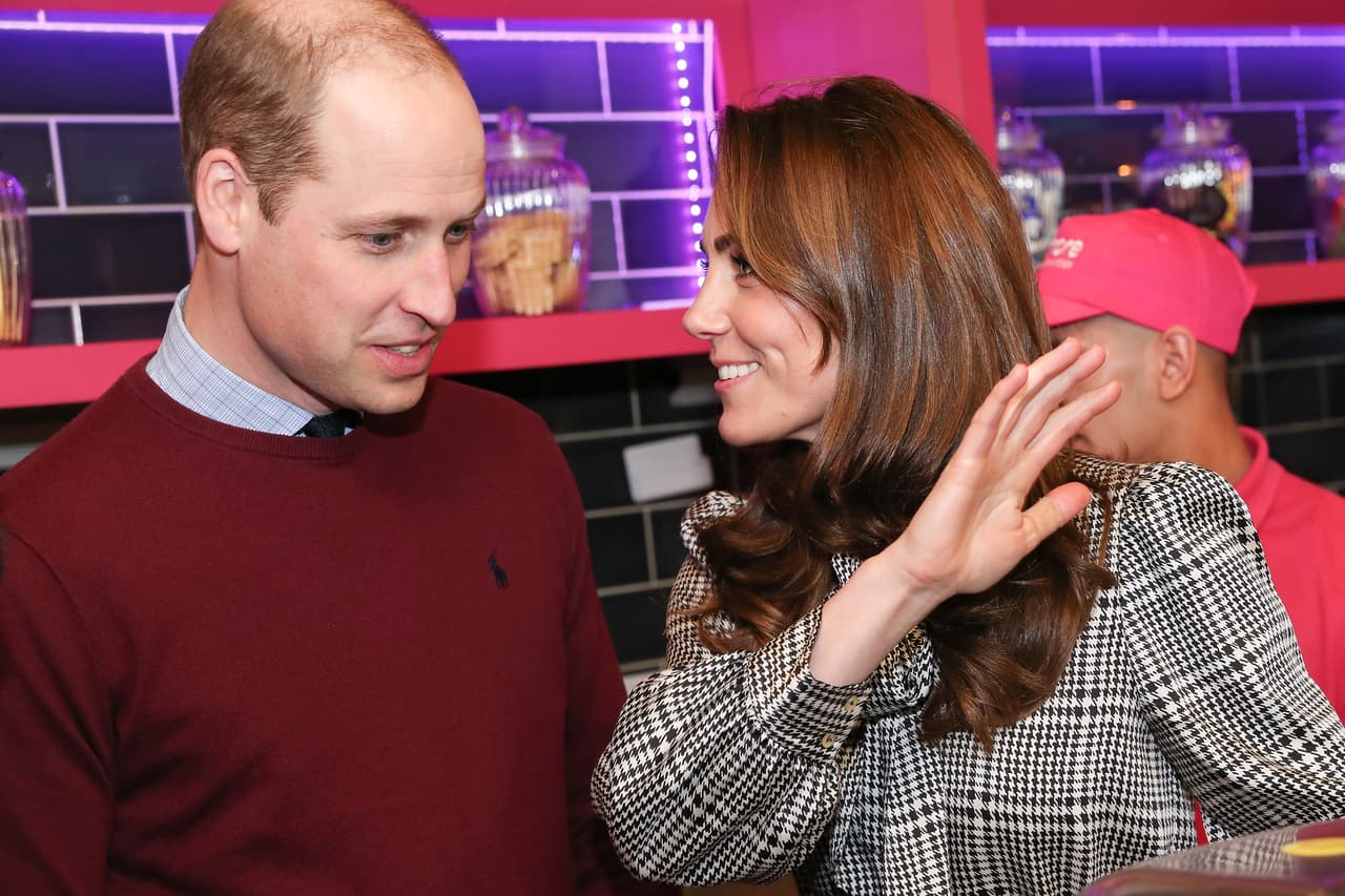 Según periodistas de la fuente, citados por 
<b><a href="https://www.etonline.com/prince-william-and-kate-middleton-appear-in-good-spirits-at-first-joint-appearance-since-royal">ET</a>,</b> el príncipe William 
<b><a href="https://www.univision.com/famosos/el-principe-william-dice-que-protegio-a-harry-toda-su-vida-pero-ya-no-puede-mas-fotos">ignoró cortésmente</a></b> cualquier pregunta sobre su hermano y cuñada.
<br>