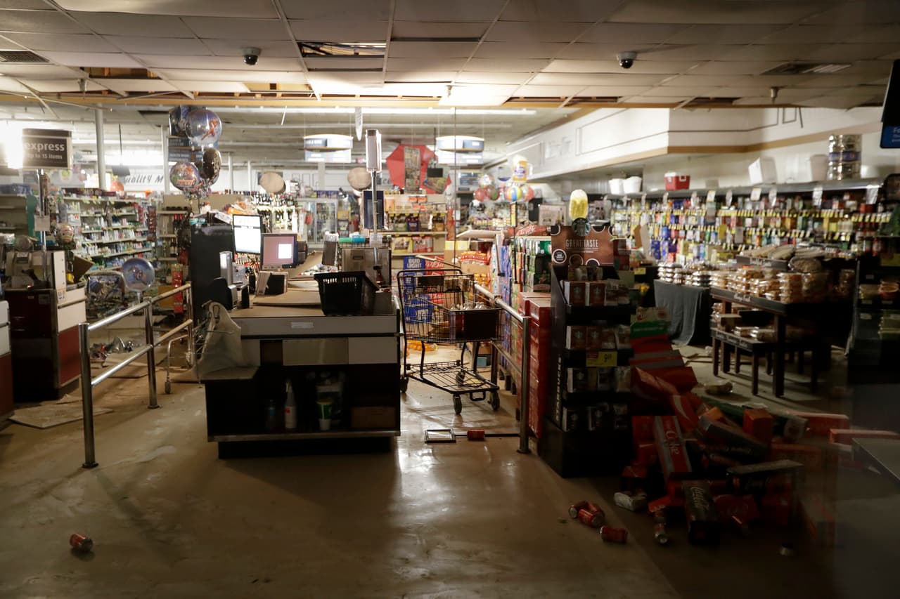 Hasta este sábado 6 de julio, las réplicas no paran y los continuos movimientos dificultan las labores de limpieza en algunos comercios.
<br>