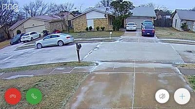 Mg Peyrano compartió esta imagen tomada por su cámara de vigilancia que muestra su estacionamiento con hielo. 
<br>