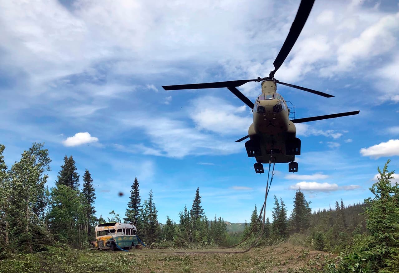 En esta foto publicada por la Guardia Nacional de Alaska, los soldados de la Guardia Nacional del Ejército de Alaska usan un helicóptero Chinook CH-47 para retirar un autobús abandonado, popularizado por el libro y la película "Into the Wild".
