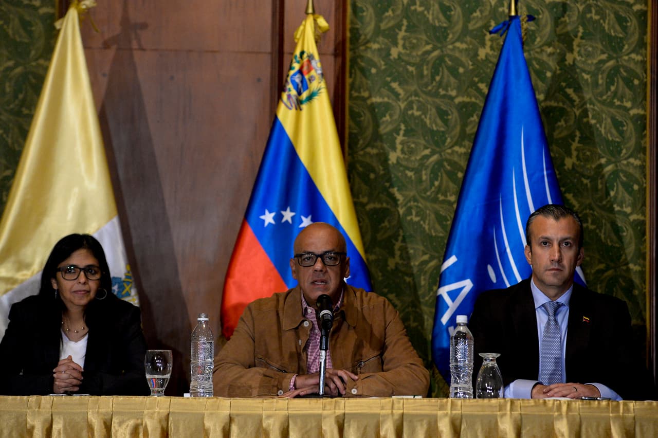 Tareck El Aissami, entonces gobernador del estado Aragua, formó parte de la delegación del gobierno que participó en la mesa de diálogo con la oposición convocada por iniciativa del Vaticano en octubre pasado en Venezuela. Junto a él estuvieron el alcalde del municipio capitalino de Libertador, Jorge Rodríguez, y la canciller Delcy Rodríguez.