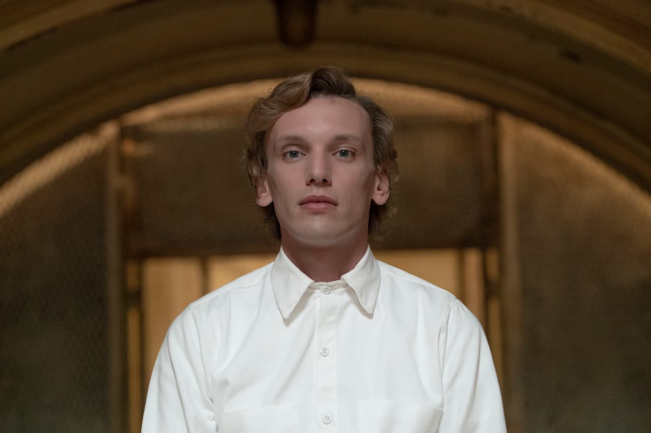 <b>001 - Jamie Campbell Bower</b>
<br>El aspecto pulcro de 001 va de la mano con su uniforme blanco impoluto como miembro de los Laboratorio Nacional de Hawkins.