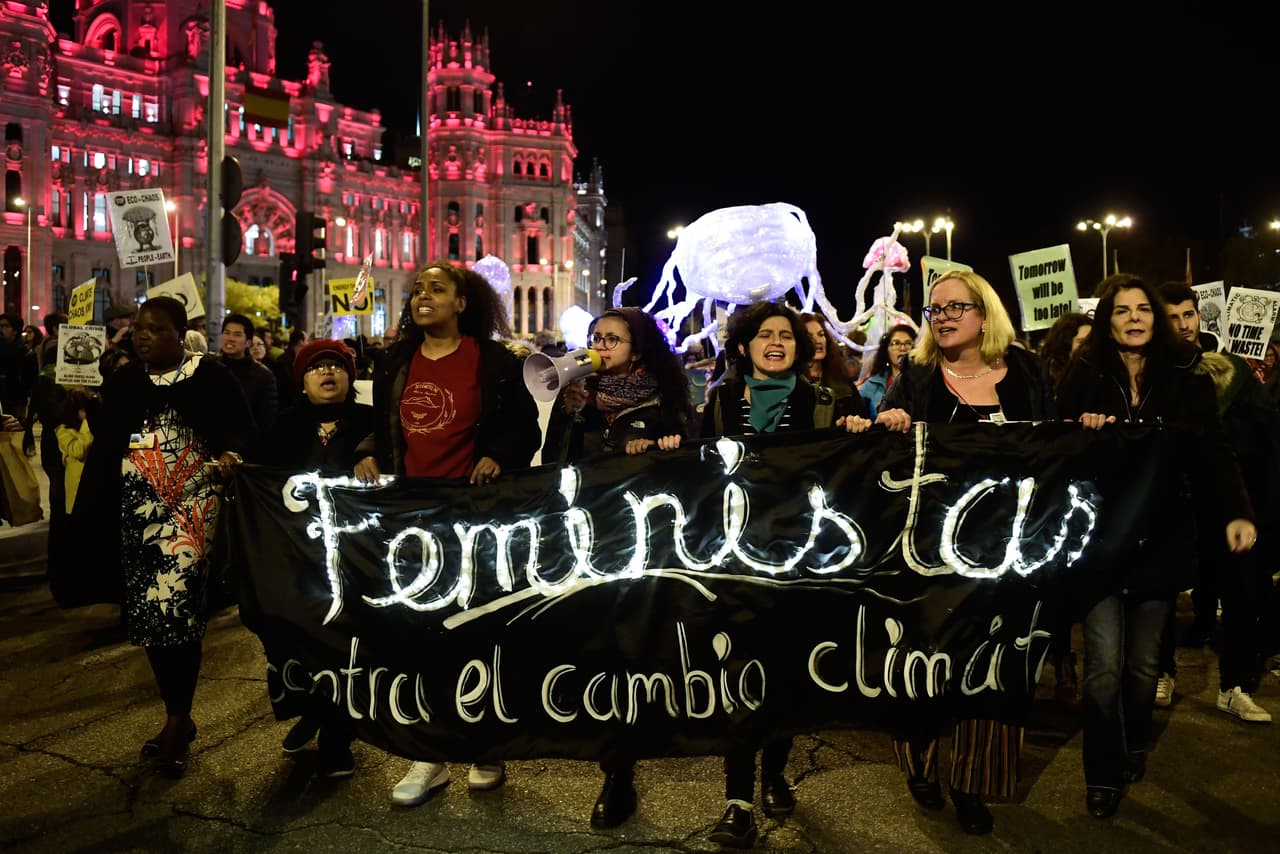 “Feministas contra el cambio climático”, otro de los mensajes en Madrid. Un total de 850 organizaciones ecologistas y sociales acudieron a la convocatoria de la protesta que se desarrolló en la capital de España y que congregó a miles de personas.