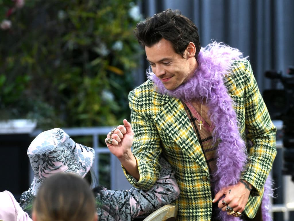 Harry Styles usó una bufanda larga de plumas y también se llevó un premio por su canción ‘Watermelon Sugar’.