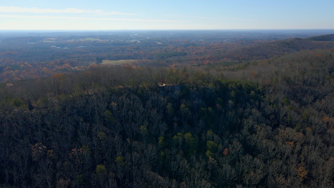 Este punto en la reserva, ubicado a más de 1.900 pies sobre el nivel del mar, ofrece una vista impresionante de las montañas del norte de Georgia.