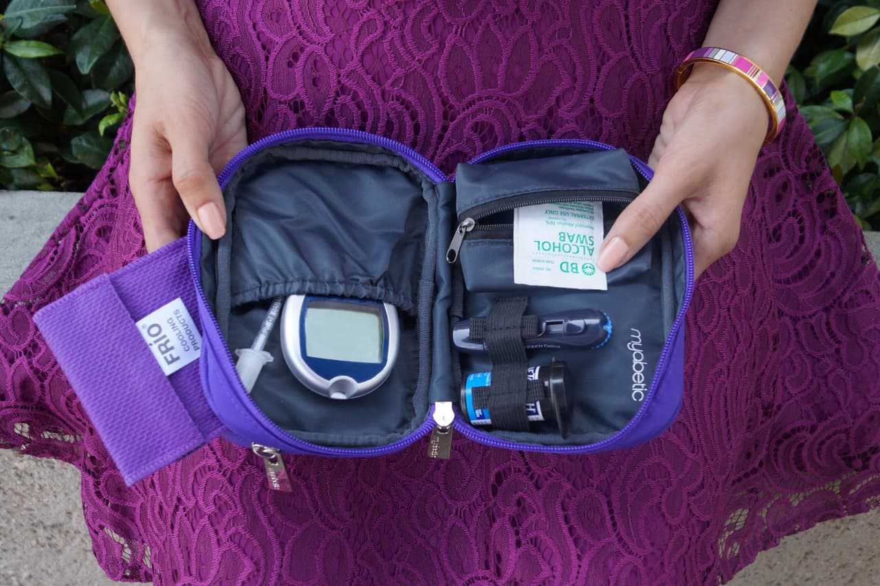 <b>Estuches especiales</b>. Creados por y para diabéticos, los bolsos de 
<a href="https://www.myabetic.com">Miabetic</a> combinan estilo y funcionalidad. Están concebidos para guardar todos los dispositivos que alguien con diabetes debe tener a la mano siempre, de forma práctica y además bastante discreta. El precio varía dependiendo del modelo. Revisa 
<a href="https://www.myabetic.com">este link</a> para más información.