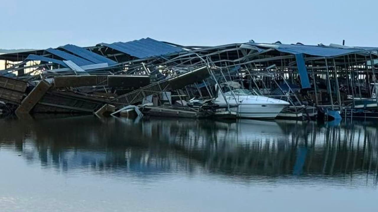 <b>Entre las víctimas mortales se encuentran dos niños de 2 y 5 años</b>, 
<a href="https://www.univision.com/local/dallas-kuvn/laura-miranda-marco-esparza-madre-hispana-texas" target="_blank">uno de los cuales perdió la vida junto a su madre y hermana, integrantes de la familia Esparza</a>, de origen hispano. Los fuertes vientos generaron la volcadura de vehículos pesados, 
<b>bloqueando <a href="https://www.univision.com/local/dallas-kuvn/tornado-atraveso-80-millas-y-cruzo-cuatro-condados-del-norte-de-texas-video" target="_blank">una importante carretera interestatal y causando considerables daños al AP Travel Center</a>, complejo que alberga una gasolinera y diversos restaurantes.</b>