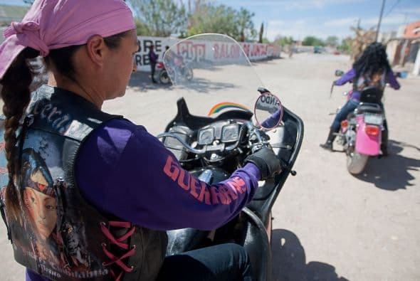 En su vida diaria son obreras de maquiladoras, agentes de policía o amas de casa, pero los domingos las diez 'Guerreras' se transforman en una especie de heroínas montadas en motocicletas de gran cilindrada para distribuir medicina y comida en algunos de los barrios más afectados por la guerra de carteles de droga.