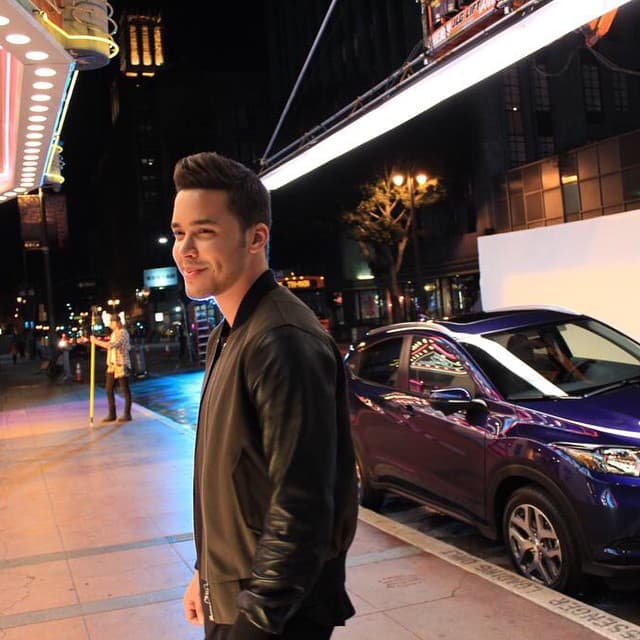 Para la noche, una chamarra de piel negra es lo ideal.