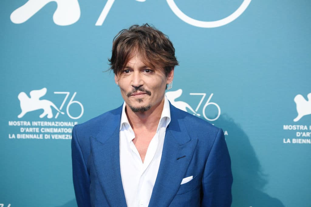 Adicionalmente, en octubre de 2021,
<a href="https://www.univision.com/estilo-de-vida/bienestar/christian-dior-de-estudiante-de-ciencias-politicas-a-modisto-de-alta-costura">Christian Dior</a> eligió a Johnny Depp como
<b>la cara oficial de la fragancia Sauvage</b>. En los promocionales de YouTube, también aparece François Demachy, el perfumista de la marca de lujo, quien junto a Depp reflexionan sobre la experiencia de crear perfumes juntos.