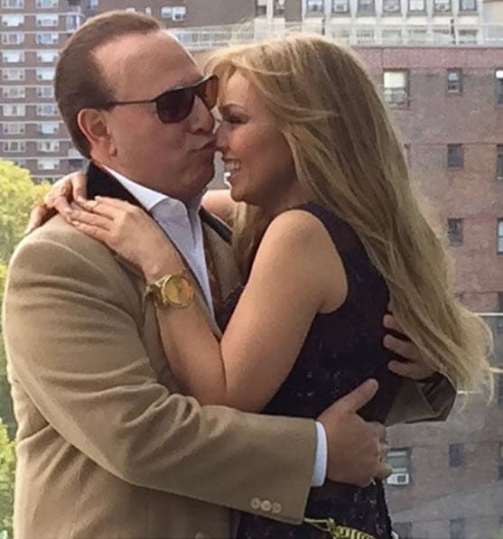 <b>Entre arrumacos y romance, él la sorprende con fastuosos obequios</b>. 
<b><a href="https://www.univision.com/shows/premio-lo-nuestro">El año pasado le regaló un auto Bentley GTC</a>,</b> valorado en 250,000 dólares.