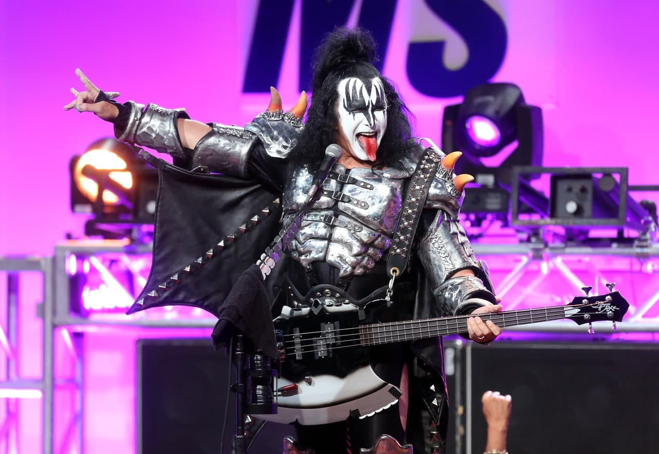 GENE SIMMONS SAYS BOB DYLAN DIDN'T EVEN PLAY BY HIS OWN RULES