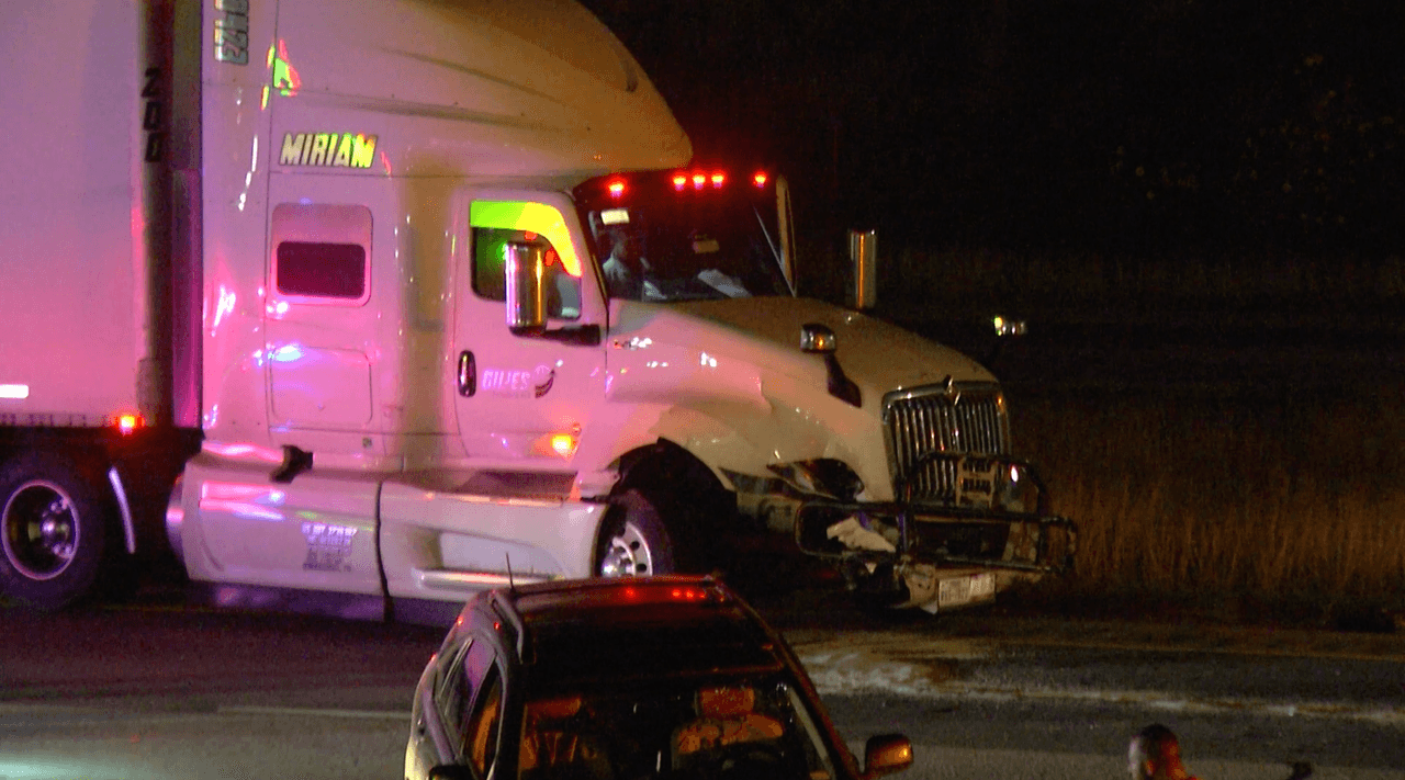 Un conductor sospechoso de ir ebrio se estrella contra un tráiler de frente