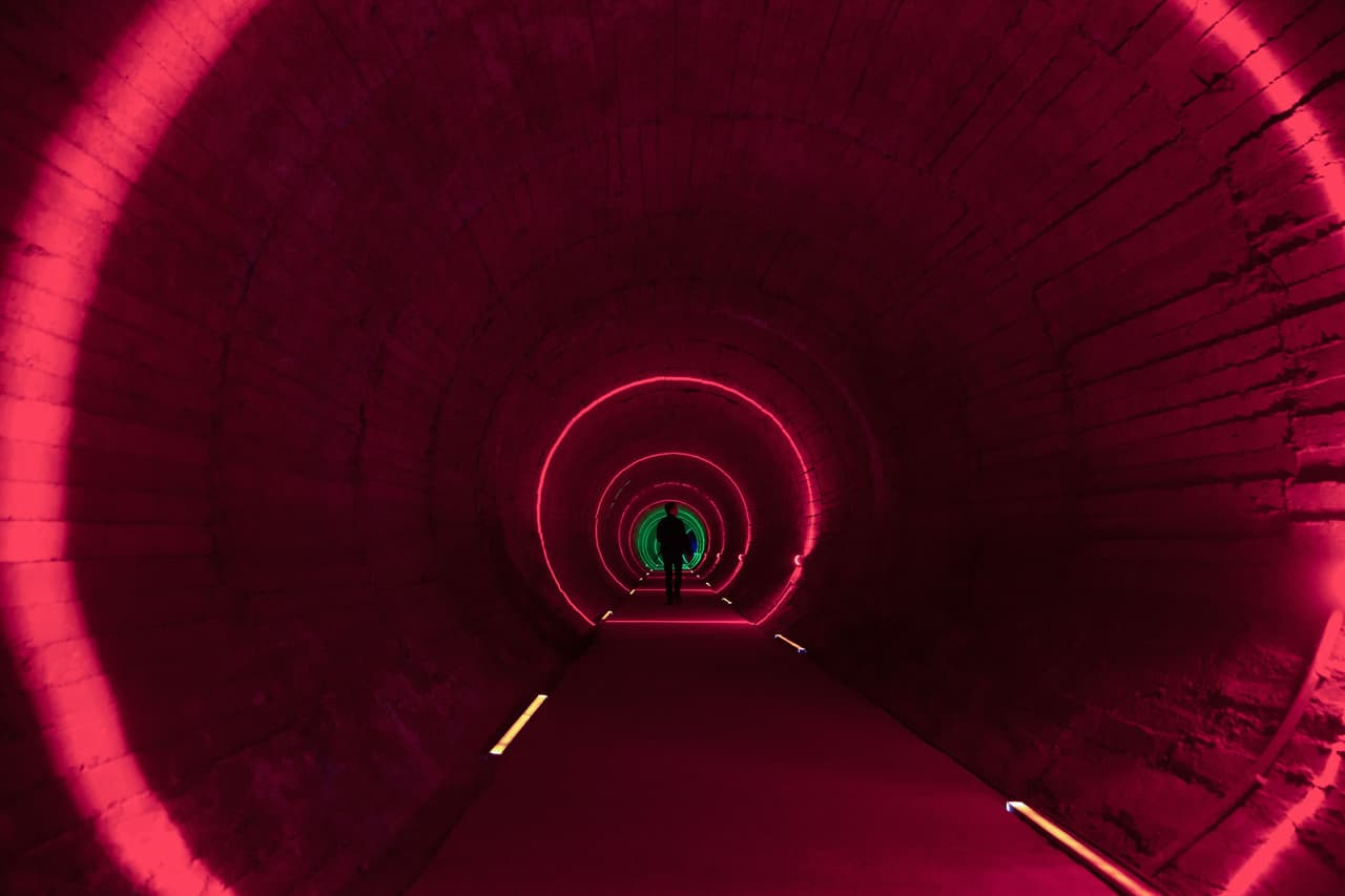 Finalmente se gastaron inútilmente unos 11,000 millones de dólares (80,000 millones de Yuanes). La base jamás logró fabricar material nuclear. Abrió sus puertas a los turistas chinos en 2010 y a los extranjeros en 2016. En la imagen, un turista recorre uno de los túneles del complejo.