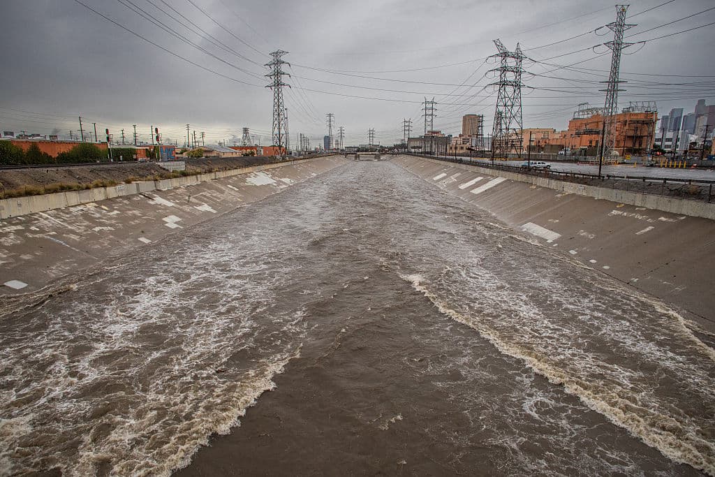 El condado de Santa Bárbara registró más de 10 centímetros de lluvia el viernes, antes de que el sistema alcanzara Los Ángeles.